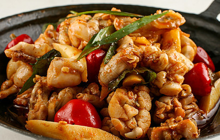 香辣牛蛙为何火爆夜宵圈？2023顶流美食揭秘(图2)